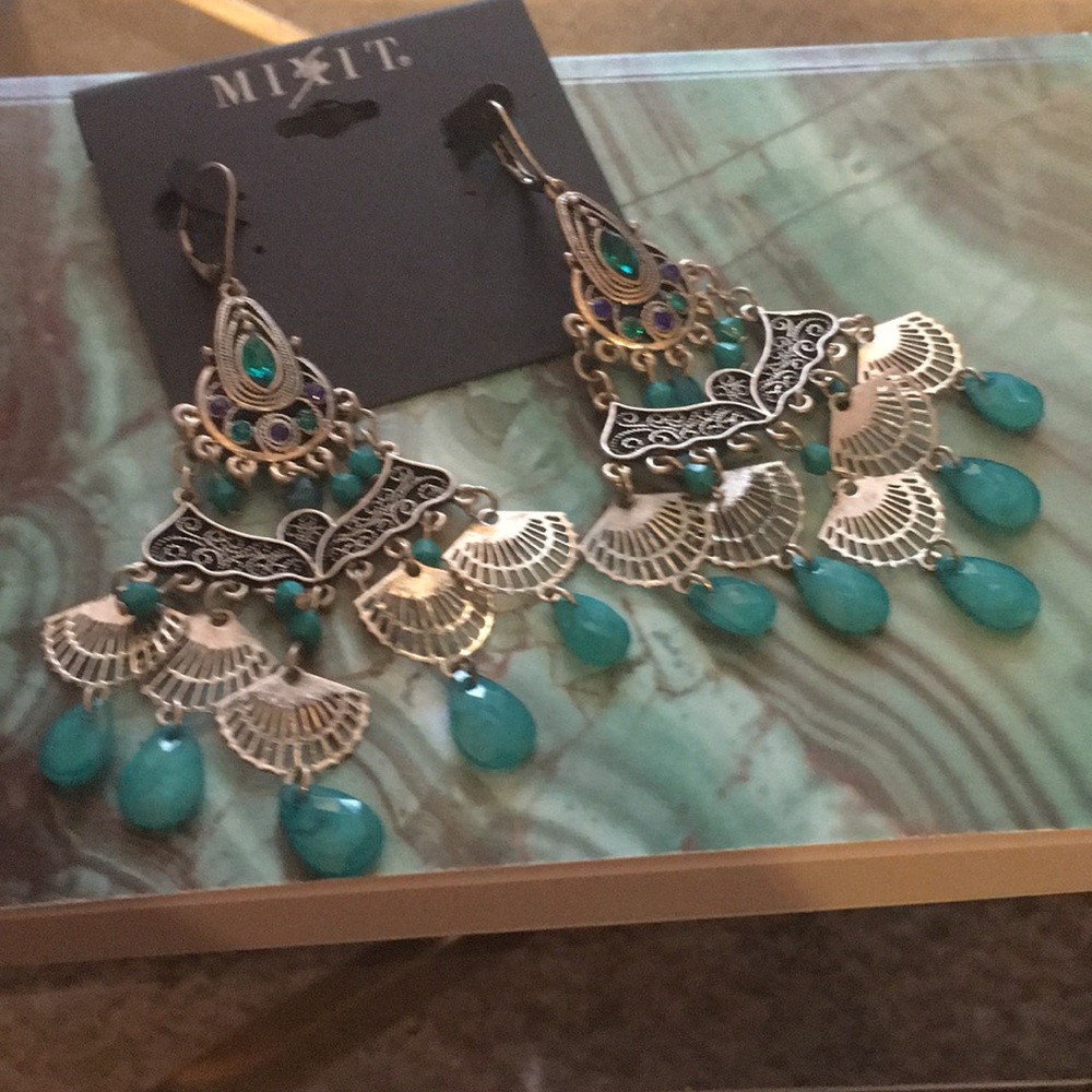 Gorgeous chandelier earring!